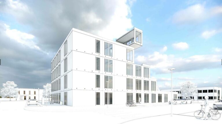 Moderne Architektur eines weißen Bürogebäudes mit großen Fenstern und einem Anbau auf dem Dach.